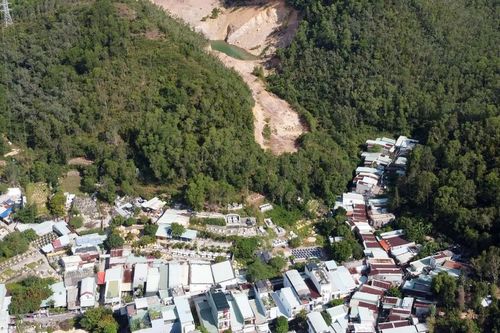 Gần 200 hộ dân 'sống treo' góc núi Quy Nhơn vì 1,4km đường