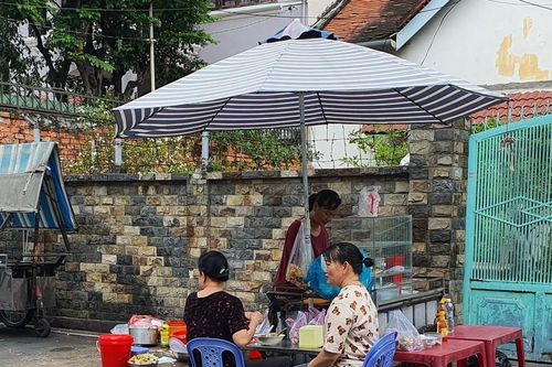 Hẻm bị lấn chiếm