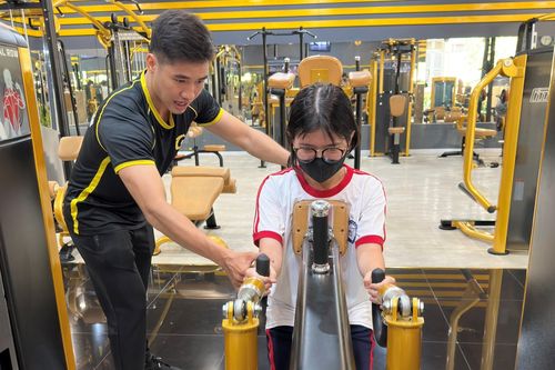 Học sinh hào hứng tập GYM trong giờ thể chất