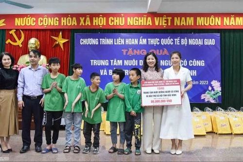 Trao 80 triệu đồng cho trẻ em khuyết tật và bị bỏ rơi tại tỉnh Bắc Ninh