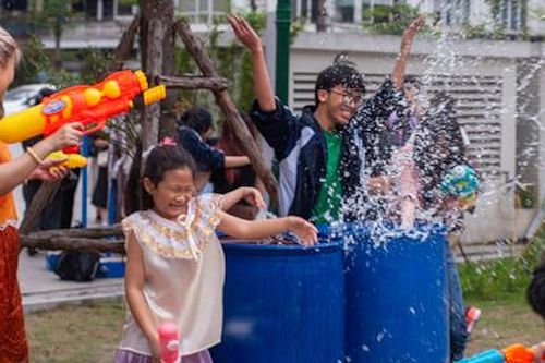 Vui hội té nước Songkran Thái Lan tại Hà Nội
