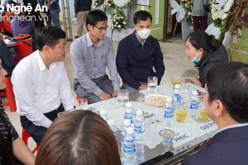 Ngành Giáo dục thăm hỏi gia đình các học sinh bị đuối nước ở Nghi Lộc