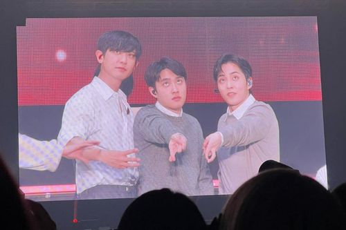 Fan meeting bất ổn của EXO: Tạo hình biểu tượng cồng kềnh, D.O giới thiệu nhầm tên bản hit đình đám