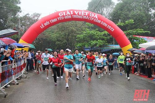 Độc đáo và hấp dẫn Giải Việt dã Lễ hội tình yêu - Hòn Trống Mái Sầm Sơn 2023