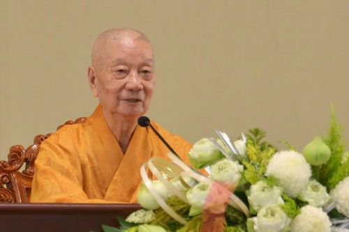 Đức Pháp chủ GHPGVN nói chuyện với Tăng Ni trẻ: 'Kiểm soát lời nói, làm chủ hành động'