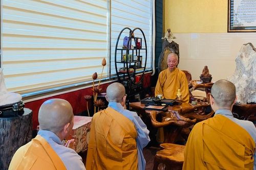 Ni trưởng Thích nữ Nhật Khương và chư Ni đảnh lễ Đức Pháp chủ GHPGVN