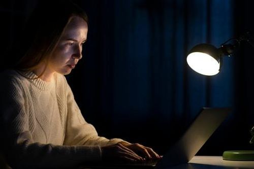 Thức đêm học thi gây nguy hại khó lường