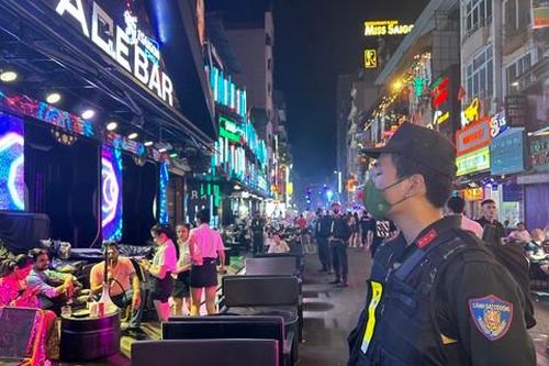 Theo chân tổ công tác Công an TPHCM kiểm tra chốn ăn chơi ở phố Tây lúc nửa đêm