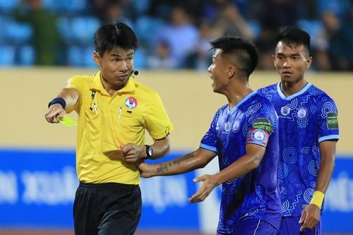 Cựu trọng tài: Ông Trương Hồng Vũ sai khi cho CLB Nam Định hưởng phạt đền