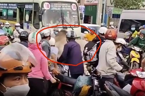 Đồng Nai: Bò 'điên' húc hàng loạt xe trên Quốc lộ 1