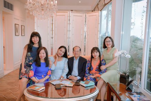 Sách thơ song ngữ 'Gió gọi ban mai'