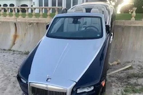 Nữ tài xế Mỹ 66 tuổi lái Rolls-Royce đâm hỏng bức tượng 3 triệu USD