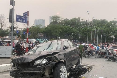 Vì sao xe Kia Forte về N, phanh tay vẫn lao đi đâm 17 xe máy ở Hà Nội?