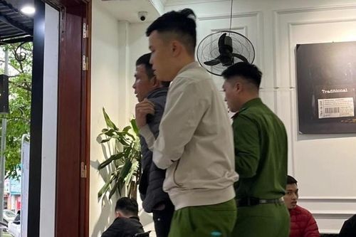 Bắt đối tượng cầm dao cố thủ trong quán cà phê sau khi trộm điện thoại