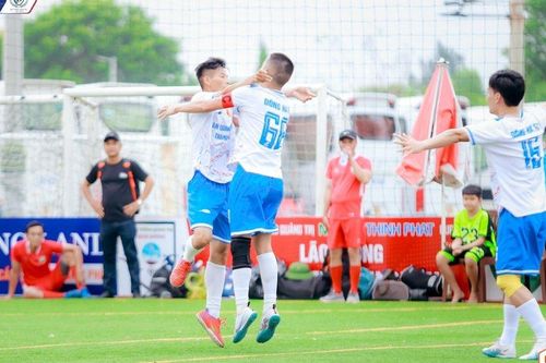Trái bóng tròn, tình đồng hương xóa tan khoảng cách địa lý