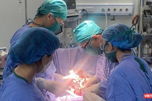 Hy hữu: Cụ bà 83 tuổi có khối u buồng trứng khổng lồ nặng 8,1kg được phẫu thuật cắt bỏ thành công