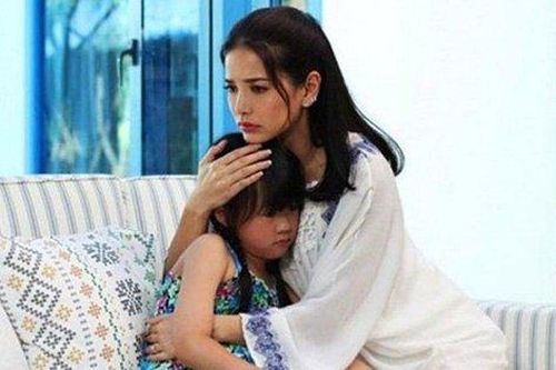 Tôi lén mua điện thoại cho con gái, chồng tôi biết đập vỡ tan tành