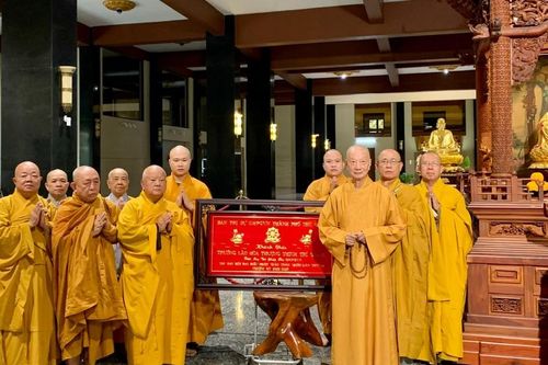 Hòa thượng Thích Thiện Minh và Ban Trị sự GHPGVN TP.Thủ Đức đảnh lễ Đức Pháp chủ GHPGVN