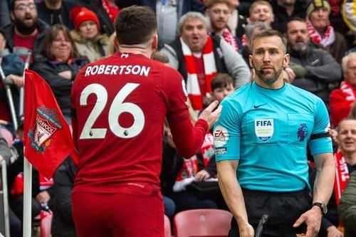 Trọng tài thúc cùi chỏ vào mặt cầu thủ Liverpool bị FA xử lý