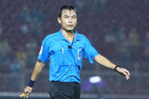 Trọng tài Trương Hồng Vũ nghỉ vòng 6, trợ lý trọng tài FIFA bị kỷ luật