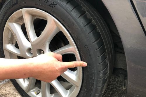 Hơn 20 ôtô nghi bị chọc thủng lốp ở Hà Nội