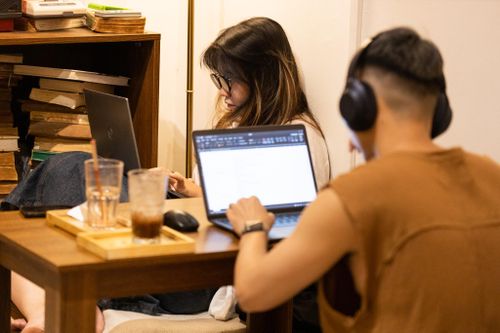 Sếp ở văn phòng, nhân viên ngồi quán cà phê