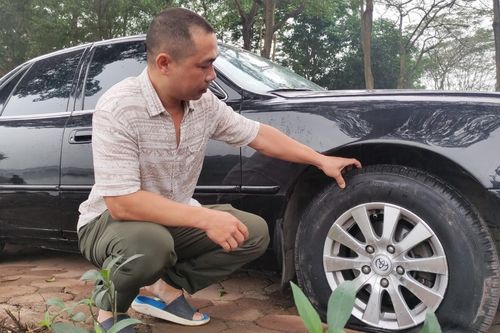 Hàng loạt ô tô bị rạch lốp khi đỗ xe quanh hồ Linh Đàm