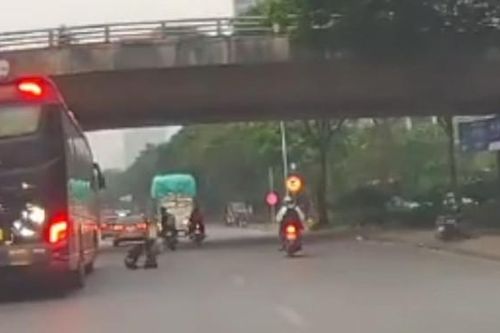 Thót tim cảnh cô gái ngã trước đầu xe khách trên Đại lộ Thăng Long