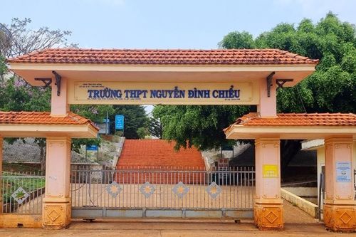 Bắt khẩn cấp một Hiệu trưởng trường THPT ở Đắk Nông để phục vụ điều tra
