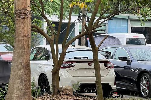 Honda Civic Type R xuất hiện tại trung tâm đăng kiểm ở Hà Nội
