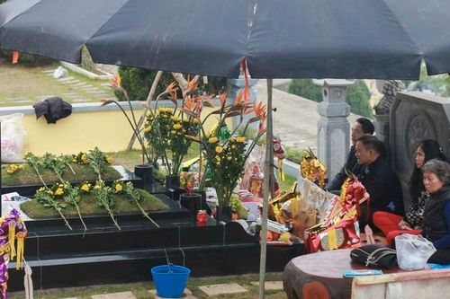 Đi tảo mộ dịp Tết Thanh minh để nhắc nhở thế hệ con cháu ghi nhớ về nguồn cội gia tiên