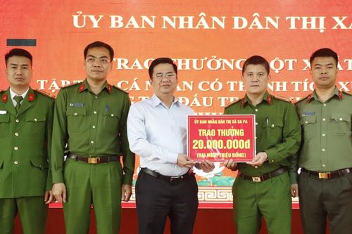 UBND thị xã Sa Pa trao thưởng đột xuất cho tập thể, cá nhân có thành tích xuất sắc trong thực hiện chuyên án 123C