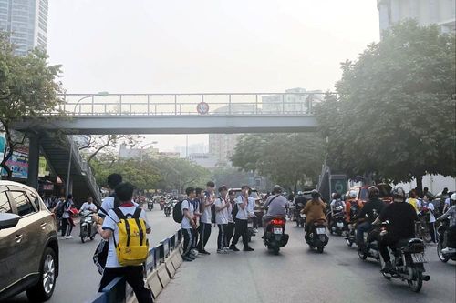 Vì sao người dân không mặn mà sử dụng cầu đi bộ?