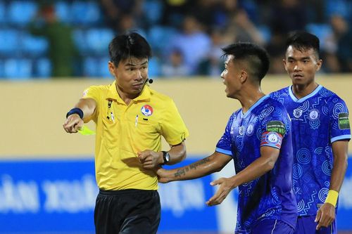 'Vua áo đen' liên tục mắc lỗi: Ban trọng tài mập mờ, không sòng phẳng đúng sai
