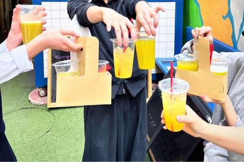 Khách xếp hàng mua nước mía ở Hàn Quốc