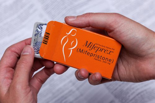 Nước Mỹ 'tách đôi' vì một viên thuốc