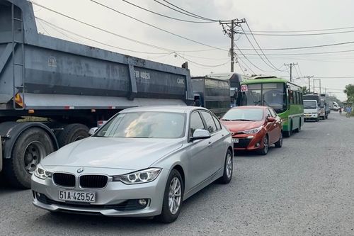 Tài xế ở TP.HCM đi 3 nơi mới lấy được giấy hẹn đăng kiểm