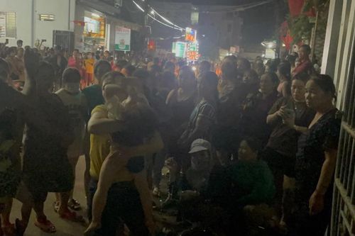 Nghi chủ tiệm vàng vỡ nợ bỏ trốn, hàng trăm người kéo đến 'vây' nhà