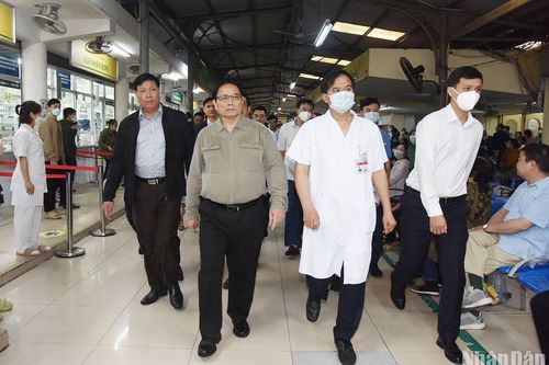Thủ tướng kiểm tra tình hình cung ứng thuốc và trang thiết bị y tế tại một số bệnh viện ở Hà Nội