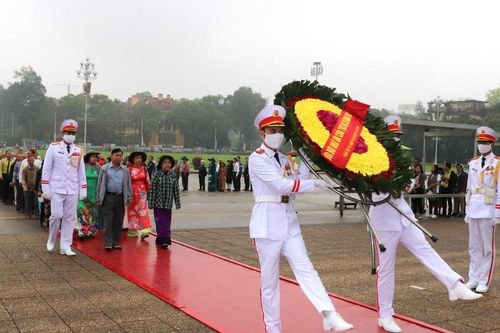 Đoàn cựu tù chính trị và tù binh TPHCM vào Lăng viếng Chủ tịch Hồ Chí Minh