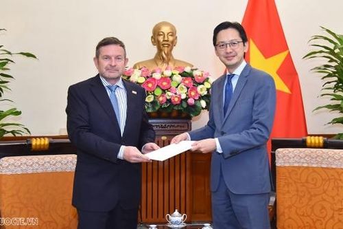 Đại diện khu vực châu Á-Thái Bình Dương của Tổ chức quốc tế Pháp ngữ (OIF) trình Thư ủy nhiệm