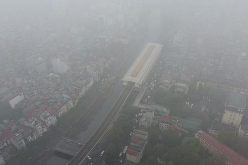 Sương mù dày đặc bao phủ Hà Nội, nhiều nhà cao tầng 'mất nóc'