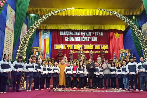 Hơn 1.200 học sinh Trường Hữu Nghị T78 trải nghiệm khóa tu an lạc 'Hiểu và thương'