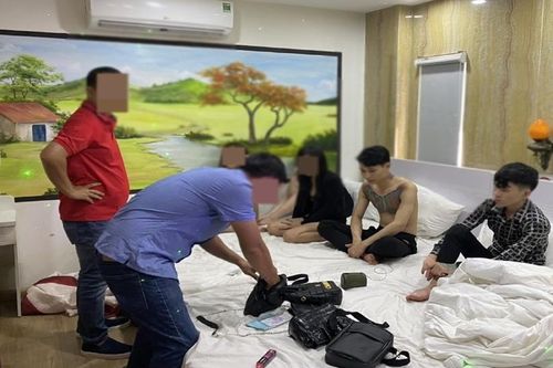 Phát hiện nhóm nam nữ thuê phòng khách sạn để 'bay lắc'