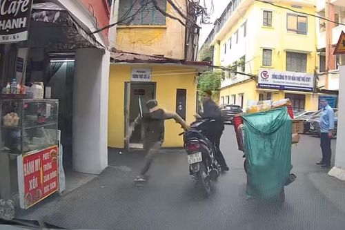 Hai tài xế 'ăn thua đủ' chỉ vì va chạm nhẹ trên đường