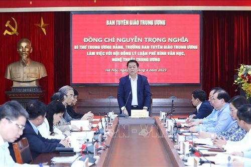 Chú trọng bồi dưỡng, nâng cao trình độ nghiên cứu lý luận, phê bình văn học nghệ thuật