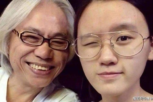Những hình ảnh Lý Khôn Thành bên vợ trẻ kém 40 tuổi trước khi qua đời