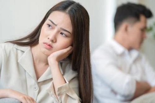 Chị dâu đòi anh tôi trả lương mới chịu ở nhà nội trợ