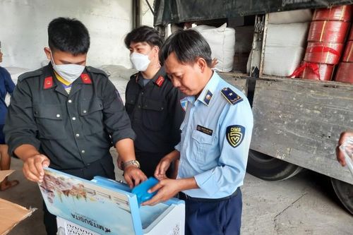 Quản lý thị trường An Giang: Khám 2 ô tô, tạm giữ hơn 8.000 tấn hàng hóa không rõ nguồn gốc