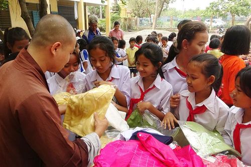 150 trẻ em Khmer vui Ngày hội áo mới mừng Tết cổ truyền Chol Chnam Thmay